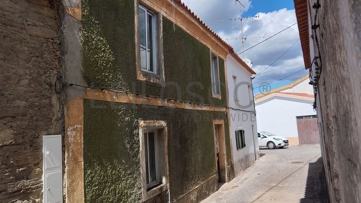 Moradia V6 (Para Recuperação) com Terreno · Vila Velha de Ródão