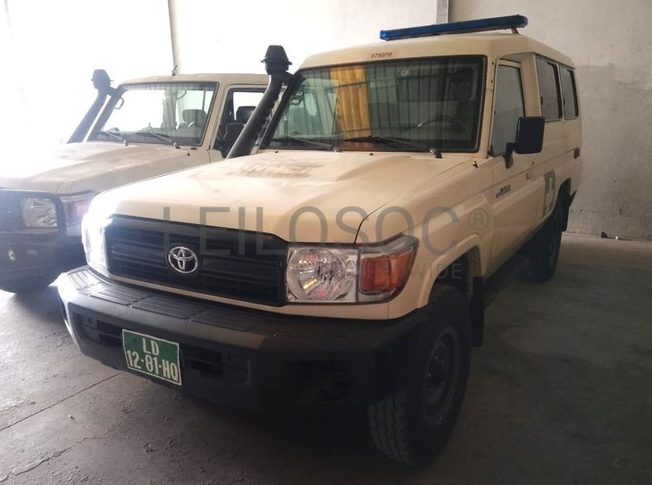 TOYOTA	LAND CRUISER