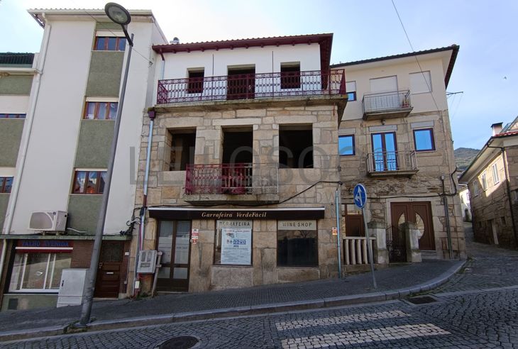 Edifício com 3 Pisos · Tabuaço