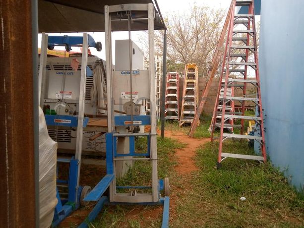 Elevador manual Genie Lift ·