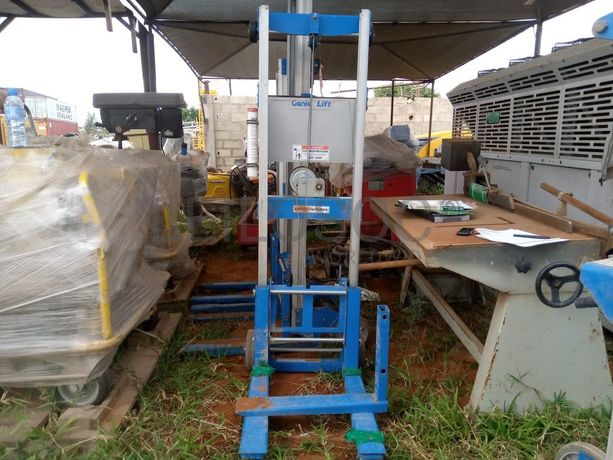 Elevador manual Genie Lift ·