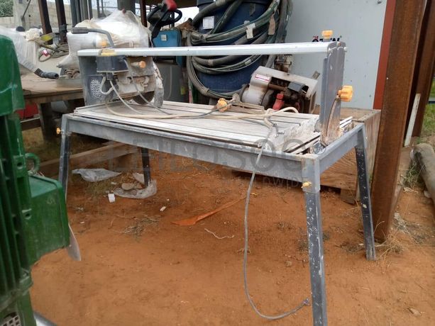 Máquina de cortar tijoleiras ·