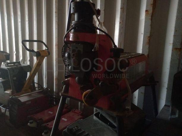 Maquina de fazer ranhura nos tubos ·