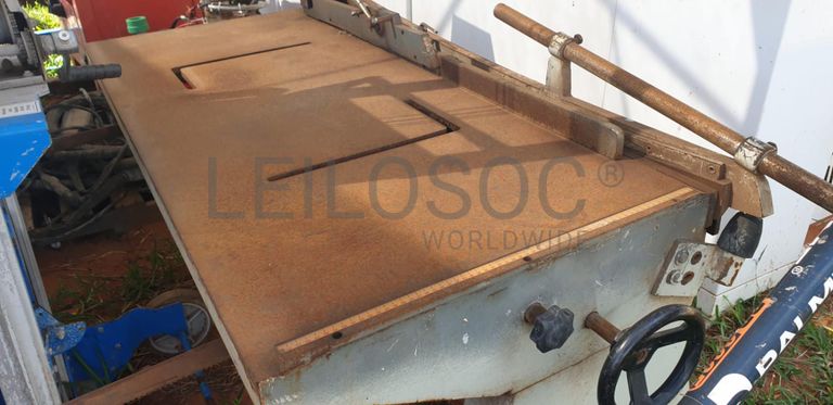 Máquina de trabalhar ferro ·