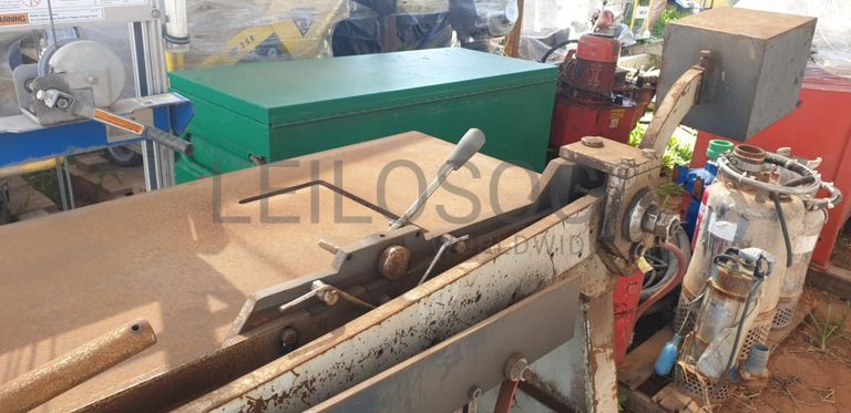 Máquina de trabalhar ferro ·