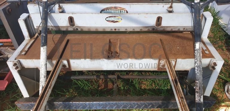 Máquina de trabalhar ferro ·