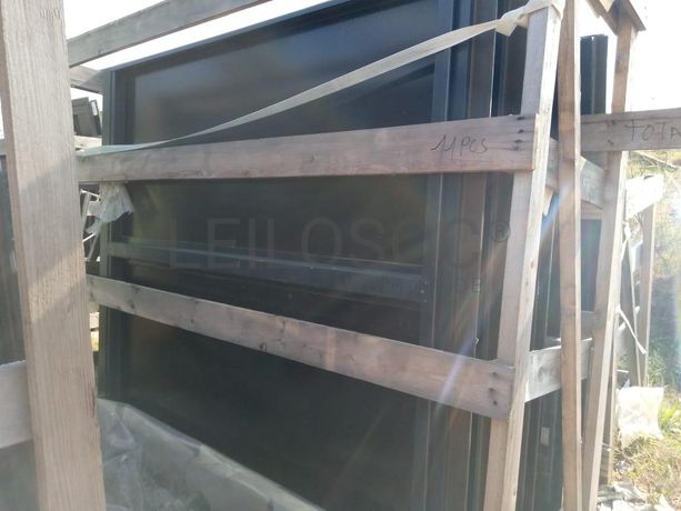 Estruturas do alumínio com vidros duplos ·