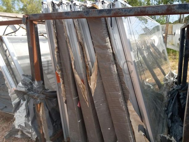 Estruturas de alumínio com vidros ·