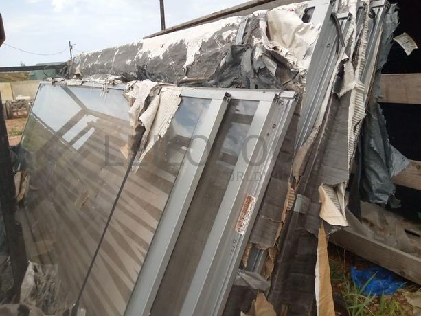 Estruturas de alumínio com vidros ·