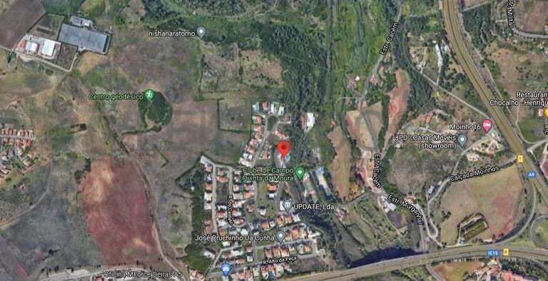 Moradia V3 com Piscina inserida na Quinta da Moura · Oeiras