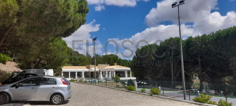 Moradia V3 com Piscina inserida na Quinta da Moura · Oeiras