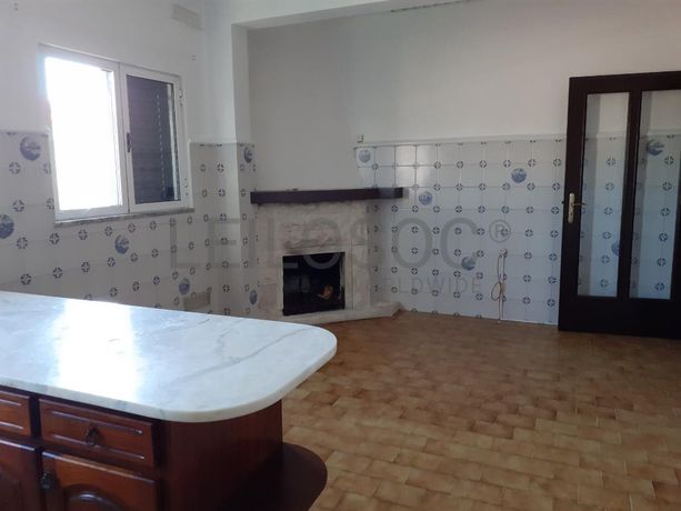 Armazém c/ Escritório e Apartamento · Anadia