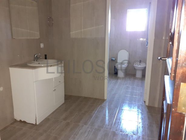 Armazém c/ Escritório e Apartamento · Anadia