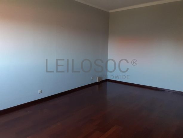 Armazém c/ Escritório e Apartamento · Anadia