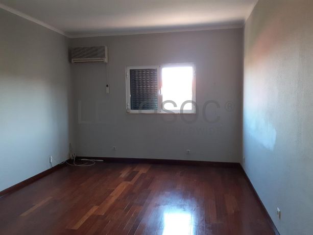 Armazém c/ Escritório e Apartamento · Anadia