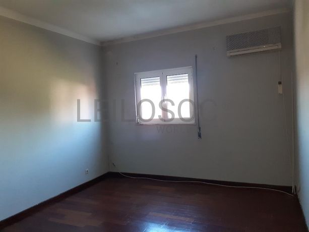 Armazém c/ Escritório e Apartamento · Anadia