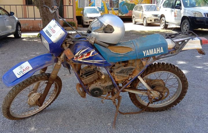 Motorizada de marca Yamaha DT 125 ·