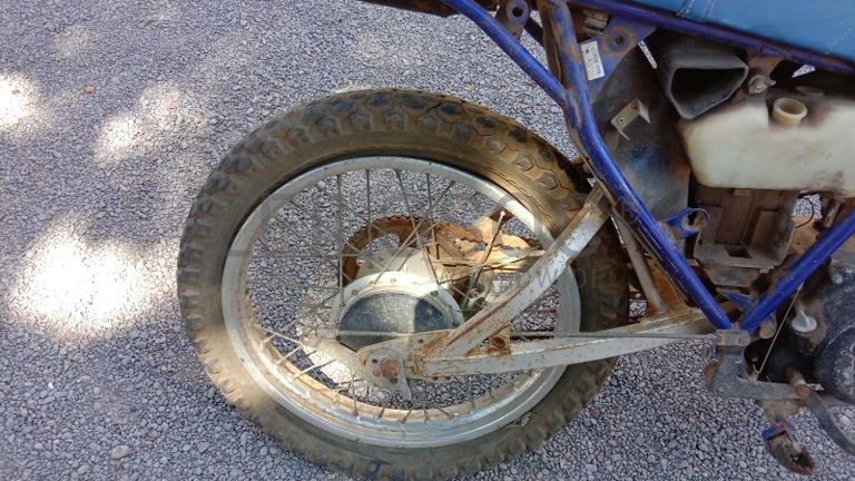 Motorizada de marca Yamaha DT 125 ·