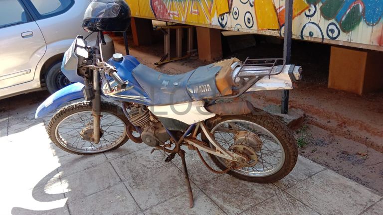 Motorizada de marca Yamaha DT ·