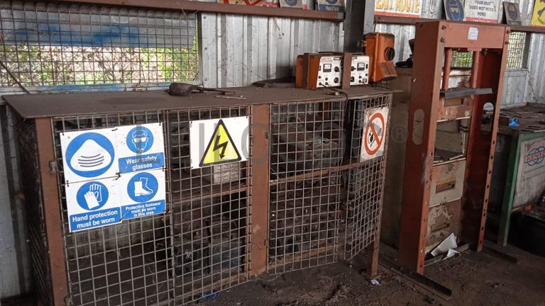 CARREGADOR de BATERIAS ·