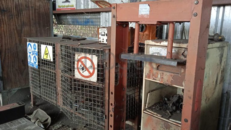 CARREGADOR de BATERIAS ·