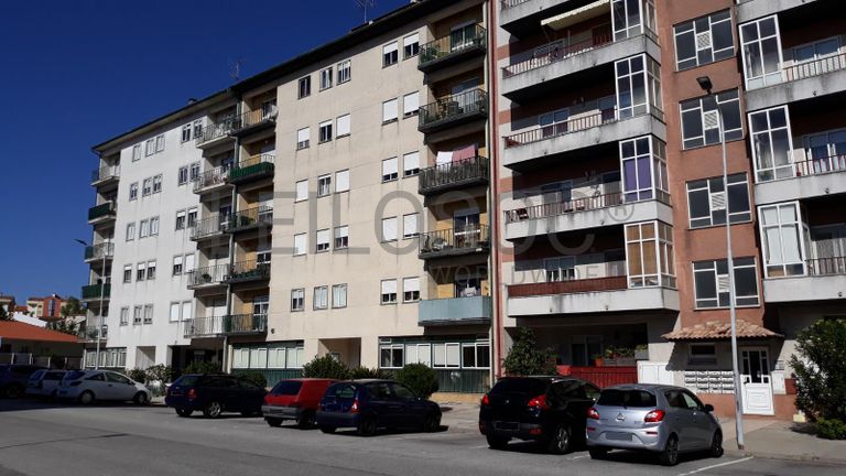 Apartamento T3 c/ Lugar de Garagem e Arrumos · Guarda