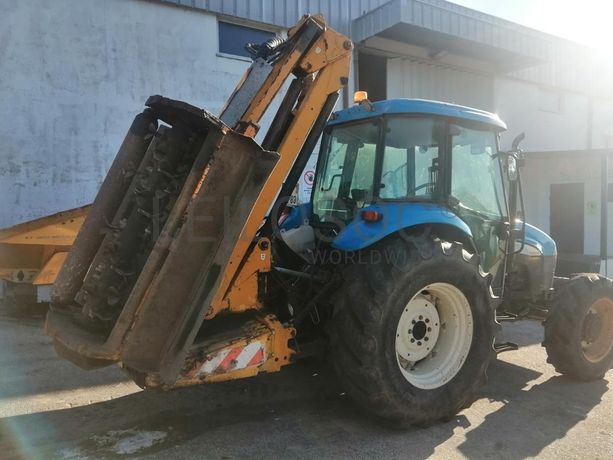 Trator Agrícola com Limpa Bermas