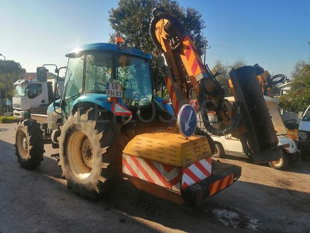 Trator Agrícola com Limpa Bermas