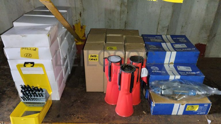 Diversos + Diversos + Grampos + Diversos + Diversos + Diversos + Electrodos + Diversos + Diversos + Diversos + Diversos + Diversos + Fitas + Diversos + Diversos + Máquinas Rebarbadora + Diversos + Pregos 50×2.50mm + Diversos + Cintas + Cintas + Cintas + Cintas + Cintas + Mangueiras para maçarico + Cintos de Segurança + Diversos + Diversos + Porcas + Porcas + Diversos + Pregos + Parafusos + Material Hospitalar + Diversos + Cordas + Diversos + Material para Soldadura + Material para Instalacao electrica + Diversos + Spray Q20 + Braçadeiras + Rolos de rede + Cerca de Segurança + Cabo flexível + Abaraçadeiras + Materia para soldadura + Abraçadeiras + Diversos + Bombas de água + Diversos + Compressor + Contentor de 40P ·