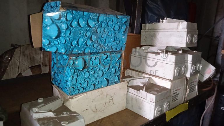 Diversos + Diversos + Caixas de Ferramentas + Diversos + Diversos + Diversos + Diversos + Diversos + Diversos + Diversos + Lâmpadas de longo alcance. + Anilhas + Diversos + Heat Shrinks + Diversos + Discos de Corte + Motores + Porcas + Diversos + Braçadeiras + Diversos + Chapas 1,5m + Contentor de 40P ·