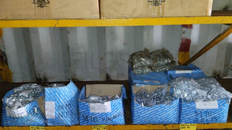 Diversos + Diversos + Grampos + Diversos + Diversos + Diversos + Electrodos + Diversos + Diversos + Diversos + Diversos + Diversos + Fitas + Diversos + Diversos + Máquinas Rebarbadora + Diversos + Pregos 50×2.50mm + Diversos + Cintas + Cintas + Cintas + Cintas + Cintas + Mangueiras para maçarico + Cintos de Segurança + Diversos + Diversos + Porcas + Porcas + Diversos + Pregos + Parafusos + Material Hospitalar + Diversos + Cordas + Diversos + Material para Soldadura + Material para Instalacao electrica + Diversos + Spray Q20 + Braçadeiras + Rolos de rede + Cerca de Segurança + Cabo flexível + Abaraçadeiras + Materia para soldadura + Abraçadeiras + Diversos + Bombas de água + Diversos + Compressor + Contentor de 40P ·