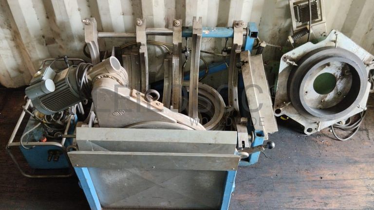 Máquina de soldar tubos pVC + Máquina de soldar tubos PVC + Compressor de Ar + Bombas de água + Macaco hidráulico + Rolos de Arrame + Aventais de couro + Diversos + Diversos + Cabos Hidráulicos + Diversos + Diversos + Mobiliário + Diversos + Diversos + Contentor de 40P ·