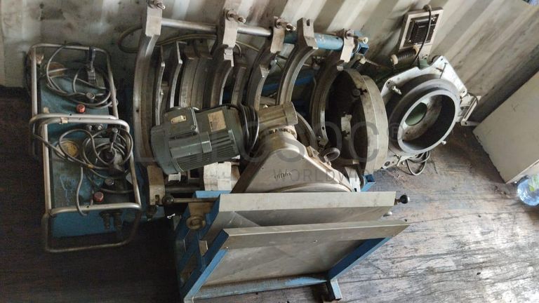 Máquina de soldar tubos pVC + Máquina de soldar tubos PVC + Compressor de Ar + Bombas de água + Macaco hidráulico + Rolos de Arrame + Aventais de couro + Diversos + Diversos + Cabos Hidráulicos + Diversos + Diversos + Mobiliário + Diversos + Diversos + Contentor de 40P ·