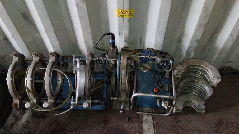 Máquina de soldar tubos pVC + Máquina de soldar tubos PVC + Compressor de Ar + Bombas de água + Macaco hidráulico + Rolos de Arrame + Aventais de couro + Diversos + Diversos + Cabos Hidráulicos + Diversos + Diversos + Mobiliário + Diversos + Diversos + Contentor de 40P ·