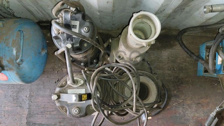 Máquina de soldar tubos pVC + Máquina de soldar tubos PVC + Compressor de Ar + Bombas de água + Macaco hidráulico + Rolos de Arrame + Aventais de couro + Diversos + Diversos + Cabos Hidráulicos + Diversos + Diversos + Mobiliário + Diversos + Diversos + Contentor de 40P ·