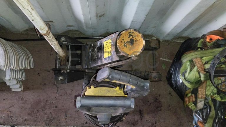 Máquina de soldar tubos pVC + Máquina de soldar tubos PVC + Compressor de Ar + Bombas de água + Macaco hidráulico + Rolos de Arrame + Aventais de couro + Diversos + Diversos + Cabos Hidráulicos + Diversos + Diversos + Mobiliário + Diversos + Diversos + Contentor de 40P ·