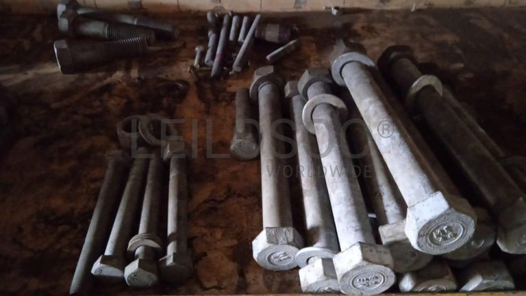 Diversos + Diversos + Diversos + Diversos + Cimento Cola + Parafusos + Diversos + Máquina de soldagem + Caixas de ferramentas + Contentor de 40P ·