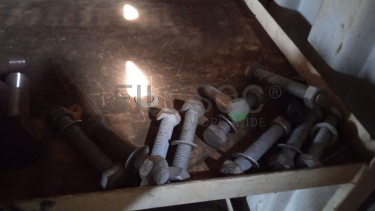 Diversos + Diversos + Diversos + Diversos + Cimento Cola + Parafusos + Diversos + Máquina de soldagem + Caixas de ferramentas + Contentor de 40P ·