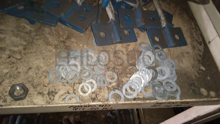 Diversos + Diversos + Diversos + Diversos + Cimento Cola + Parafusos + Diversos + Máquina de soldagem + Caixas de ferramentas + Contentor de 40P ·