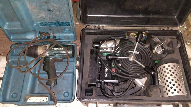 Máquina de soldar tubos pVC + Máquina de soldar tubos PVC + Compressor de Ar + Bombas de água + Macaco hidráulico + Rolos de Arrame + Aventais de couro + Diversos + Diversos + Cabos Hidráulicos + Diversos + Diversos + Mobiliário + Diversos + Diversos + Contentor de 40P ·