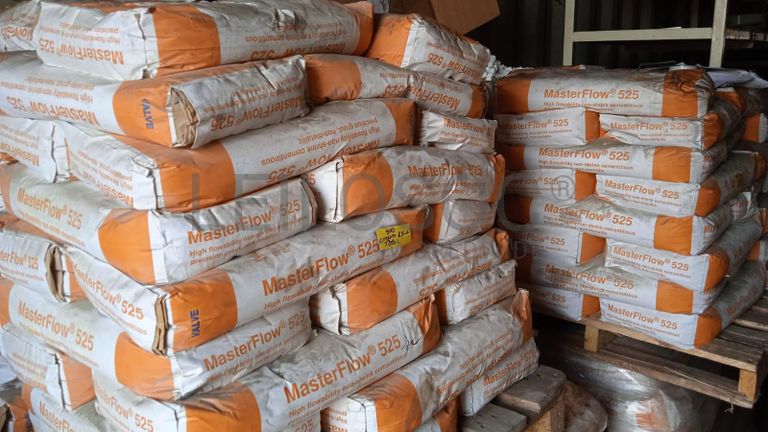 Diversos + Diversos + Diversos + Diversos + Cimento Cola + Parafusos + Diversos + Máquina de soldagem + Caixas de ferramentas + Contentor de 40P ·