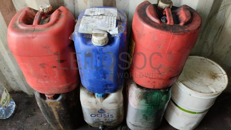 Máquina de soldar tubos pVC + Máquina de soldar tubos PVC + Compressor de Ar + Bombas de água + Macaco hidráulico + Rolos de Arrame + Aventais de couro + Diversos + Diversos + Cabos Hidráulicos + Diversos + Diversos + Mobiliário + Diversos + Diversos + Contentor de 40P ·