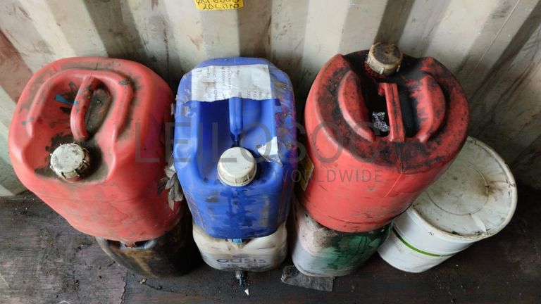 Máquina de soldar tubos pVC + Máquina de soldar tubos PVC + Compressor de Ar + Bombas de água + Macaco hidráulico + Rolos de Arrame + Aventais de couro + Diversos + Diversos + Cabos Hidráulicos + Diversos + Diversos + Mobiliário + Diversos + Diversos + Contentor de 40P ·