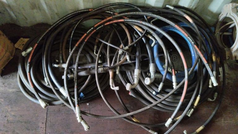 Máquina de soldar tubos pVC + Máquina de soldar tubos PVC + Compressor de Ar + Bombas de água + Macaco hidráulico + Rolos de Arrame + Aventais de couro + Diversos + Diversos + Cabos Hidráulicos + Diversos + Diversos + Mobiliário + Diversos + Diversos + Contentor de 40P ·