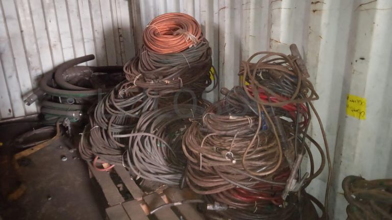 Diversos + Diversos + Diversos + Diversos + Cimento Cola + Parafusos + Diversos + Máquina de soldagem + Caixas de ferramentas + Contentor de 40P ·