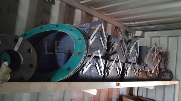 Diversos + Diversos + Diversos + Diversos + Cimento Cola + Parafusos + Diversos + Máquina de soldagem + Caixas de ferramentas + Contentor de 40P ·