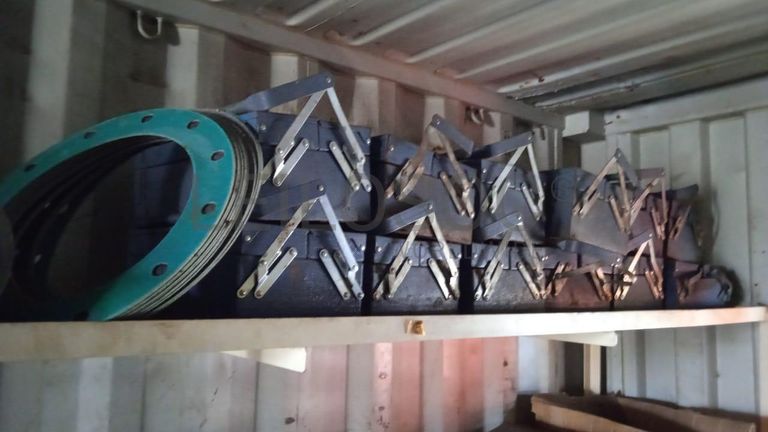 Diversos + Diversos + Diversos + Diversos + Cimento Cola + Parafusos + Diversos + Máquina de soldagem + Caixas de ferramentas + Contentor de 40P ·