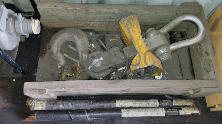 Máquina de soldar tubos pVC + Máquina de soldar tubos PVC + Compressor de Ar + Bombas de água + Macaco hidráulico + Rolos de Arrame + Aventais de couro + Diversos + Diversos + Cabos Hidráulicos + Diversos + Diversos + Mobiliário + Diversos + Diversos + Contentor de 40P ·