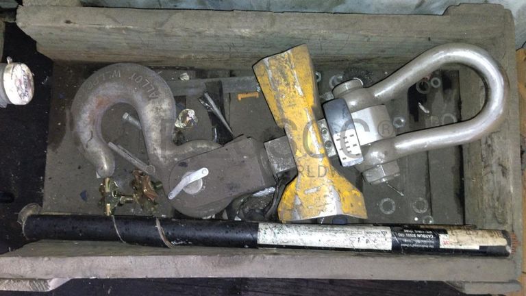 Máquina de soldar tubos pVC + Máquina de soldar tubos PVC + Compressor de Ar + Bombas de água + Macaco hidráulico + Rolos de Arrame + Aventais de couro + Diversos + Diversos + Cabos Hidráulicos + Diversos + Diversos + Mobiliário + Diversos + Diversos + Contentor de 40P ·