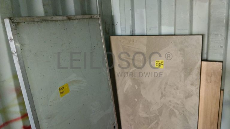 Máquina de soldar tubos pVC + Máquina de soldar tubos PVC + Compressor de Ar + Bombas de água + Macaco hidráulico + Rolos de Arrame + Aventais de couro + Diversos + Diversos + Cabos Hidráulicos + Diversos + Diversos + Mobiliário + Diversos + Diversos + Contentor de 40P ·